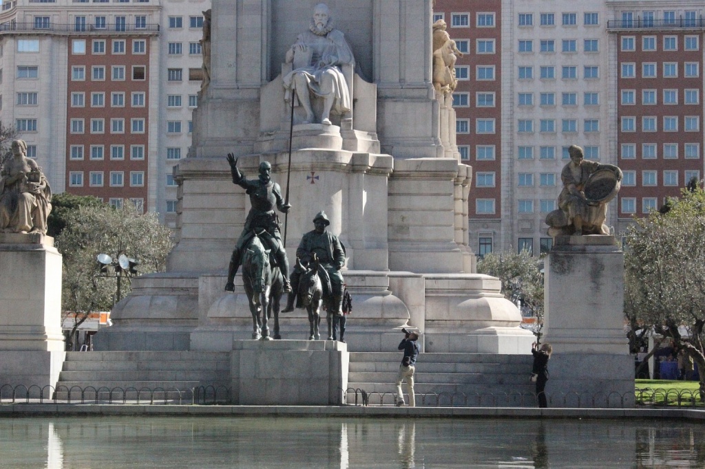 Plaza Espa&#241;a, монумент, посвещенный Мигелю де Сервантесу (Miguel de Cervantes) и его бессмертным Дон Кихоту, Санчо Панца